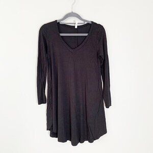5/$25 Brooke & Emma Made in USA black long sleeve tunic length flowy stretch top